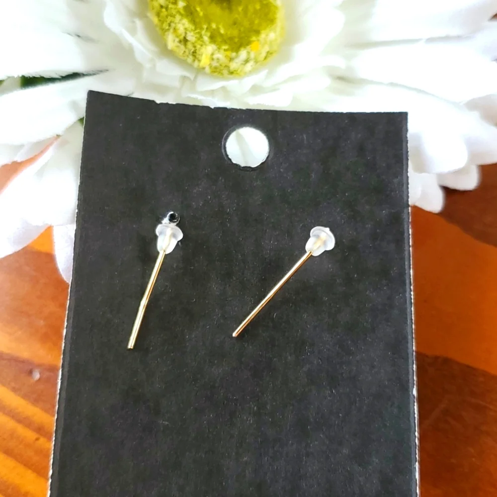 🌟 Gold tone Fashion Hollow-Out alloy Earrings 🌟 - Picture 4 of 6